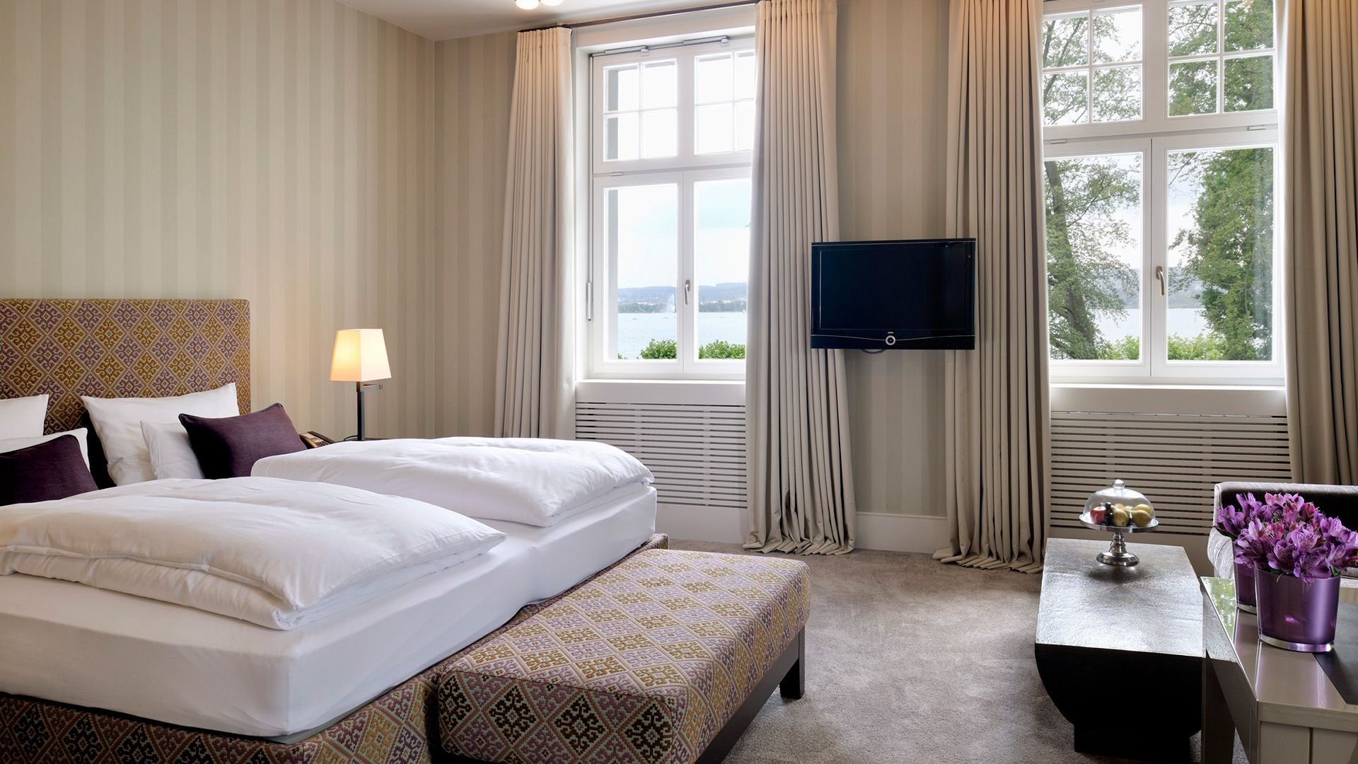 Ein Hotelzimmer mit zwei Betten und einem Flachbildfernseher