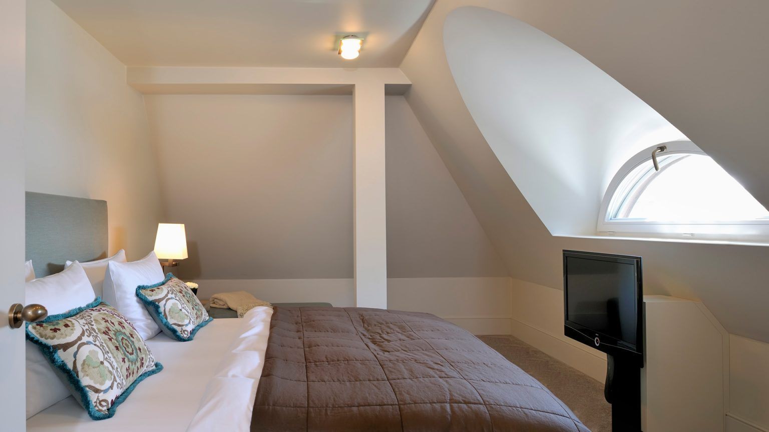 Ein Schlafzimmer mit Kingsize-Bett und Flachbildfernseher