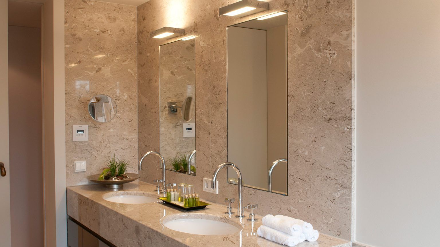 Ein Badezimmer mit zwei Waschbecken und zwei Spiegeln.