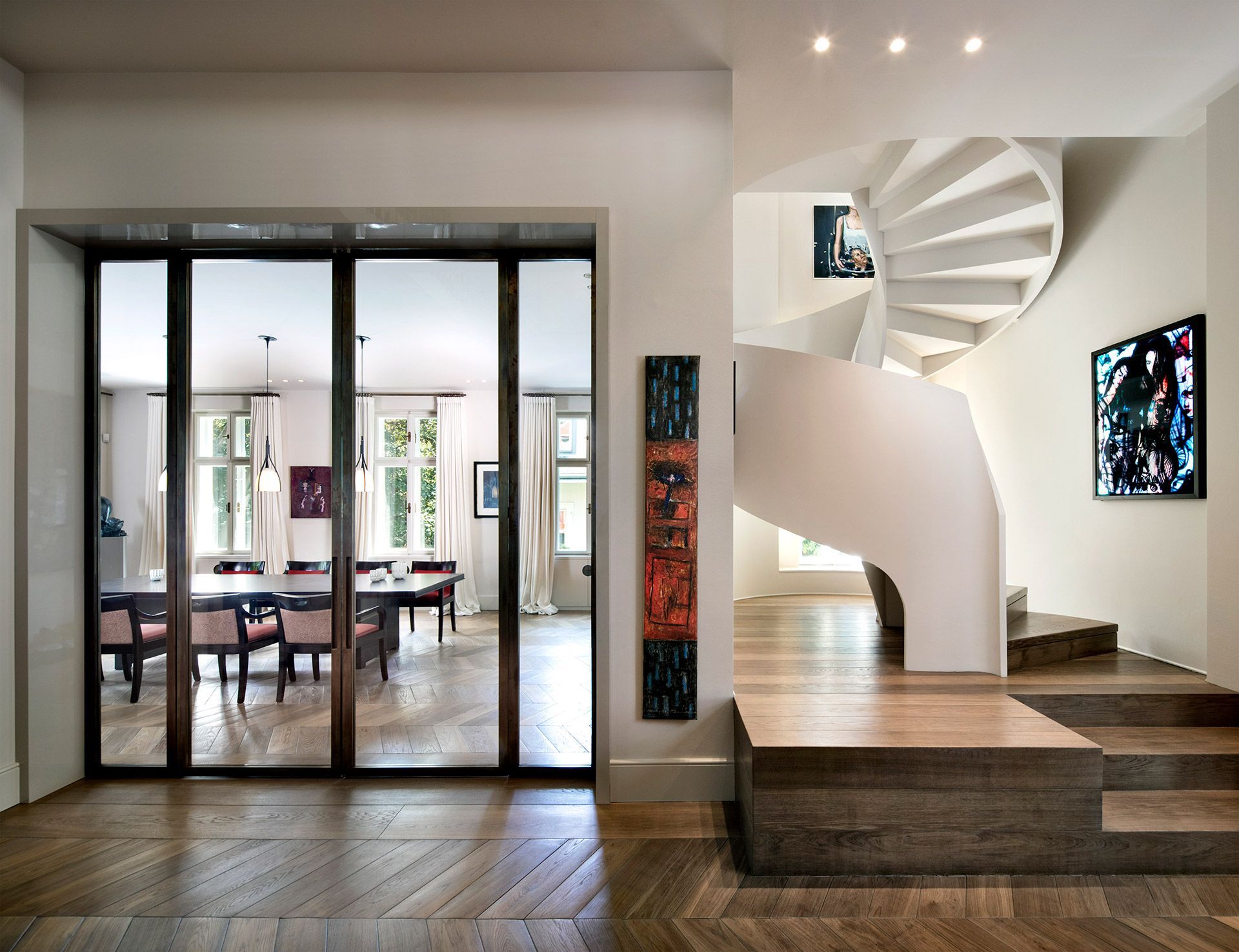 Ein Raum mit Wendeltreppe und ein Esszimmer