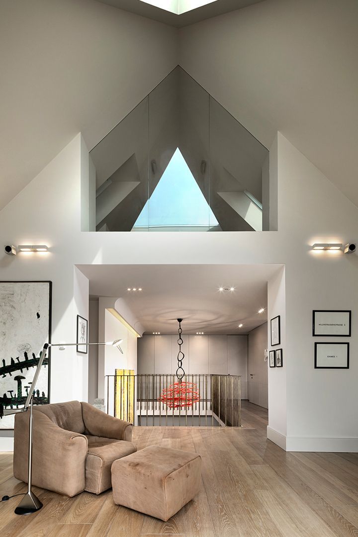 Ein Wohnzimmer mit gewölbter Decke und einem Sessel und Ottomane