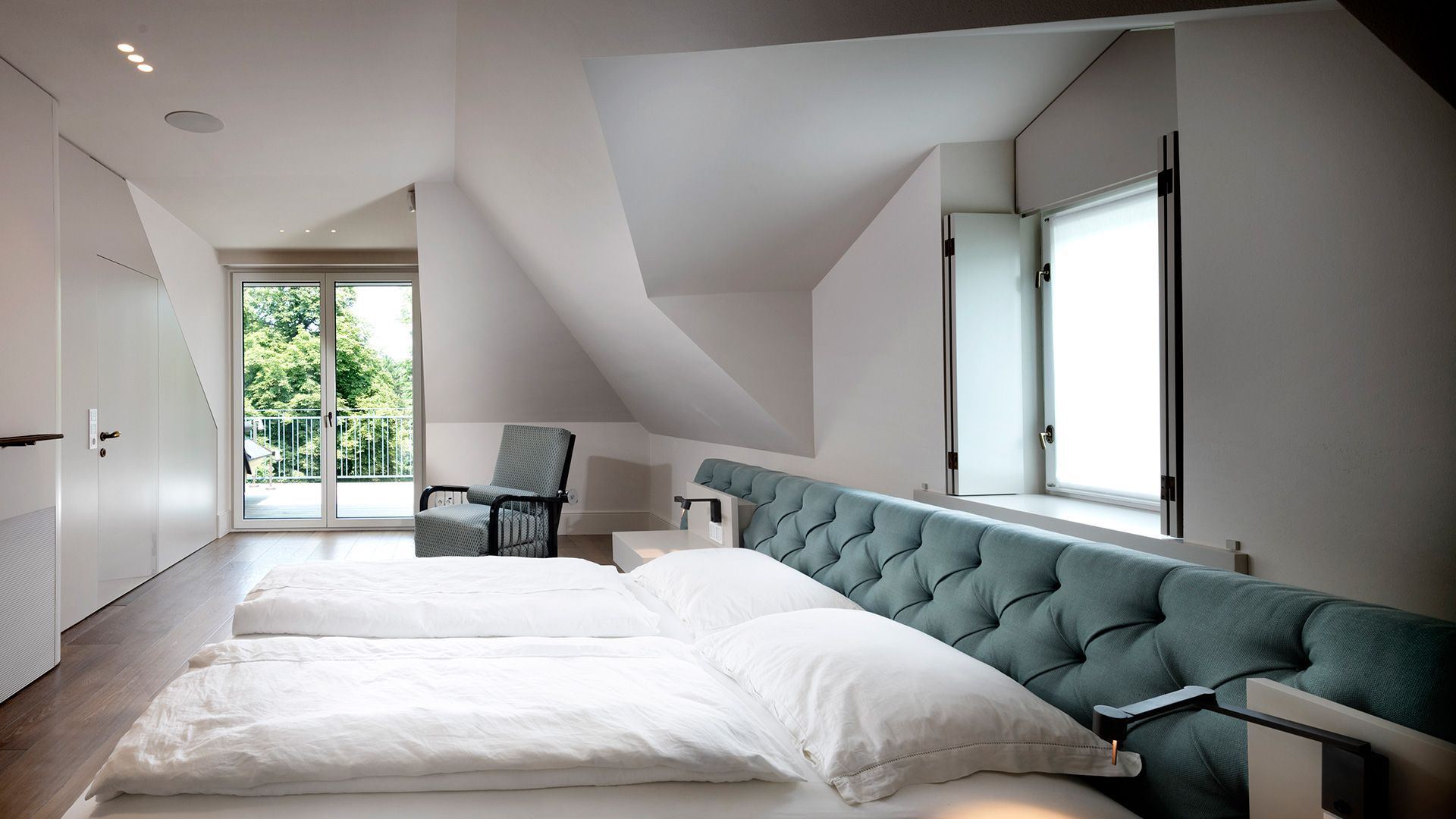 Ein Schlafzimmer mit zwei Betten und einem Stuhl darin