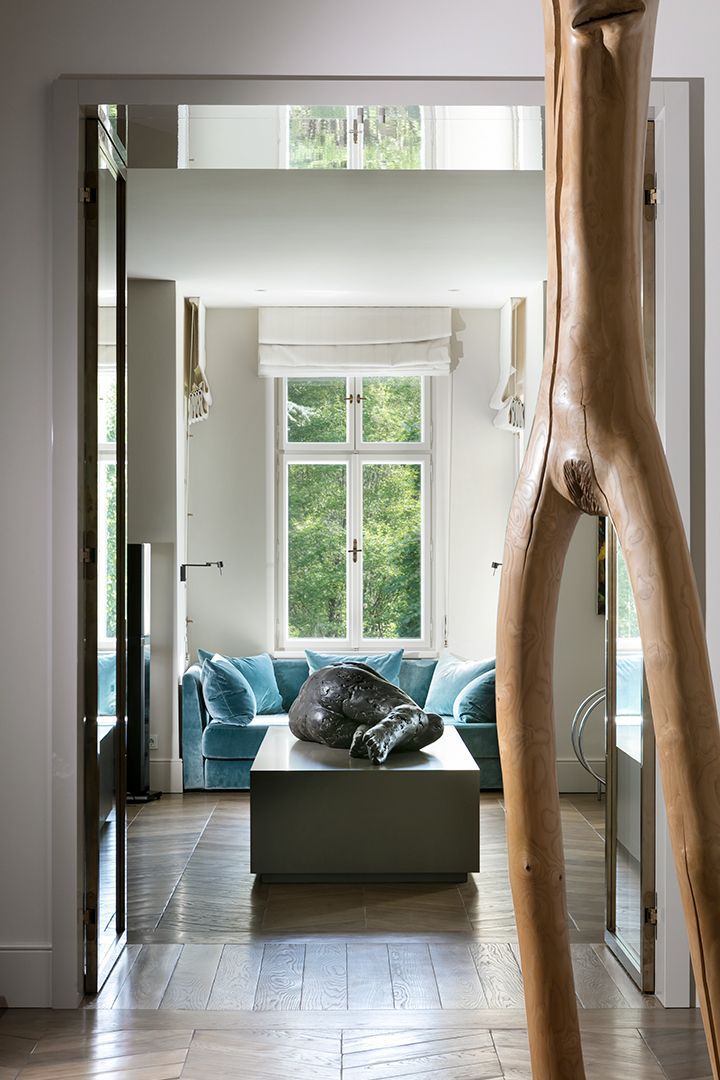 Ein Wohnzimmer mit einer blauen Couch und einem Couchtisch.