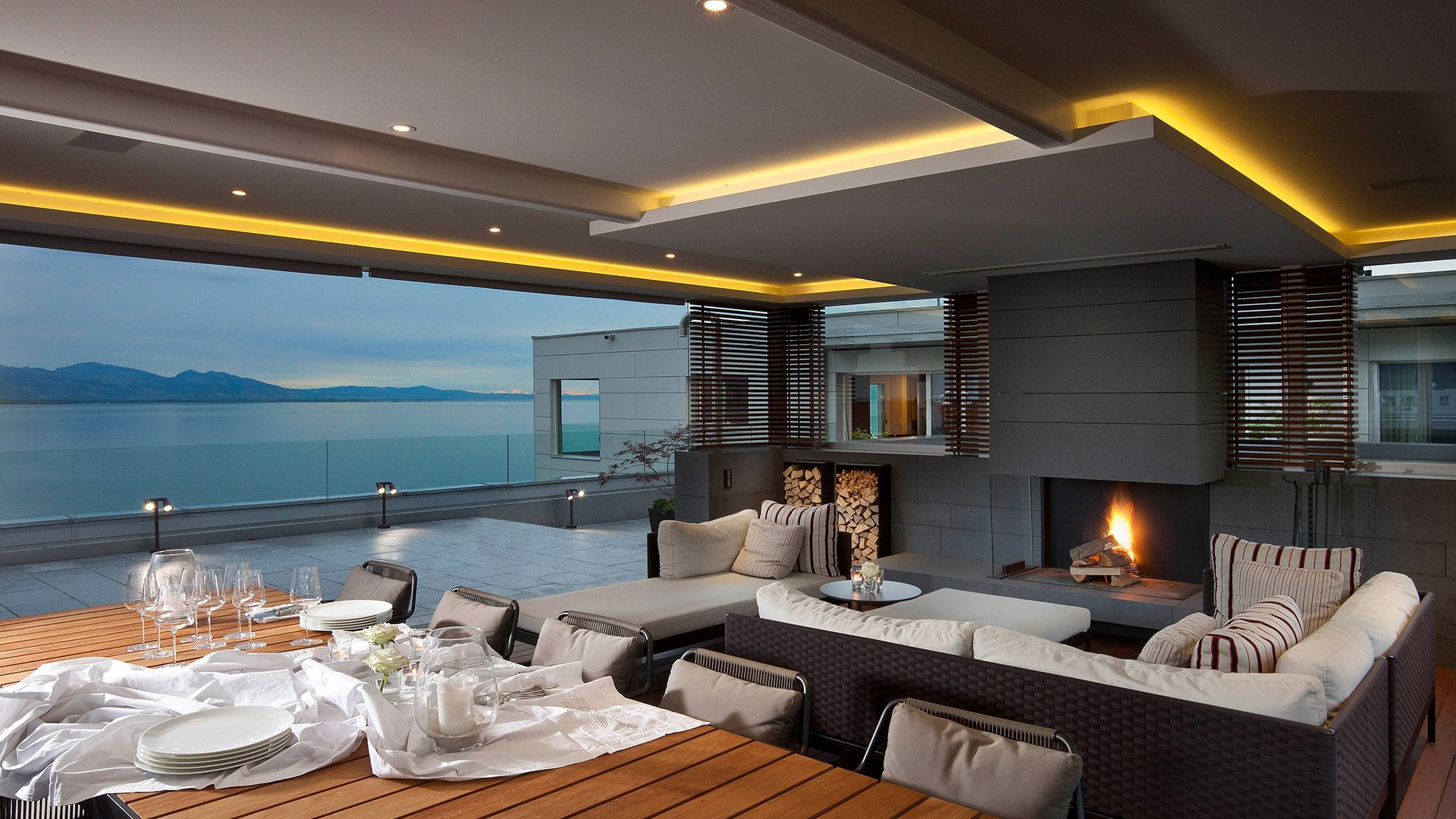 Ein Wohnzimmer mit Kamin und Blick auf das Meer