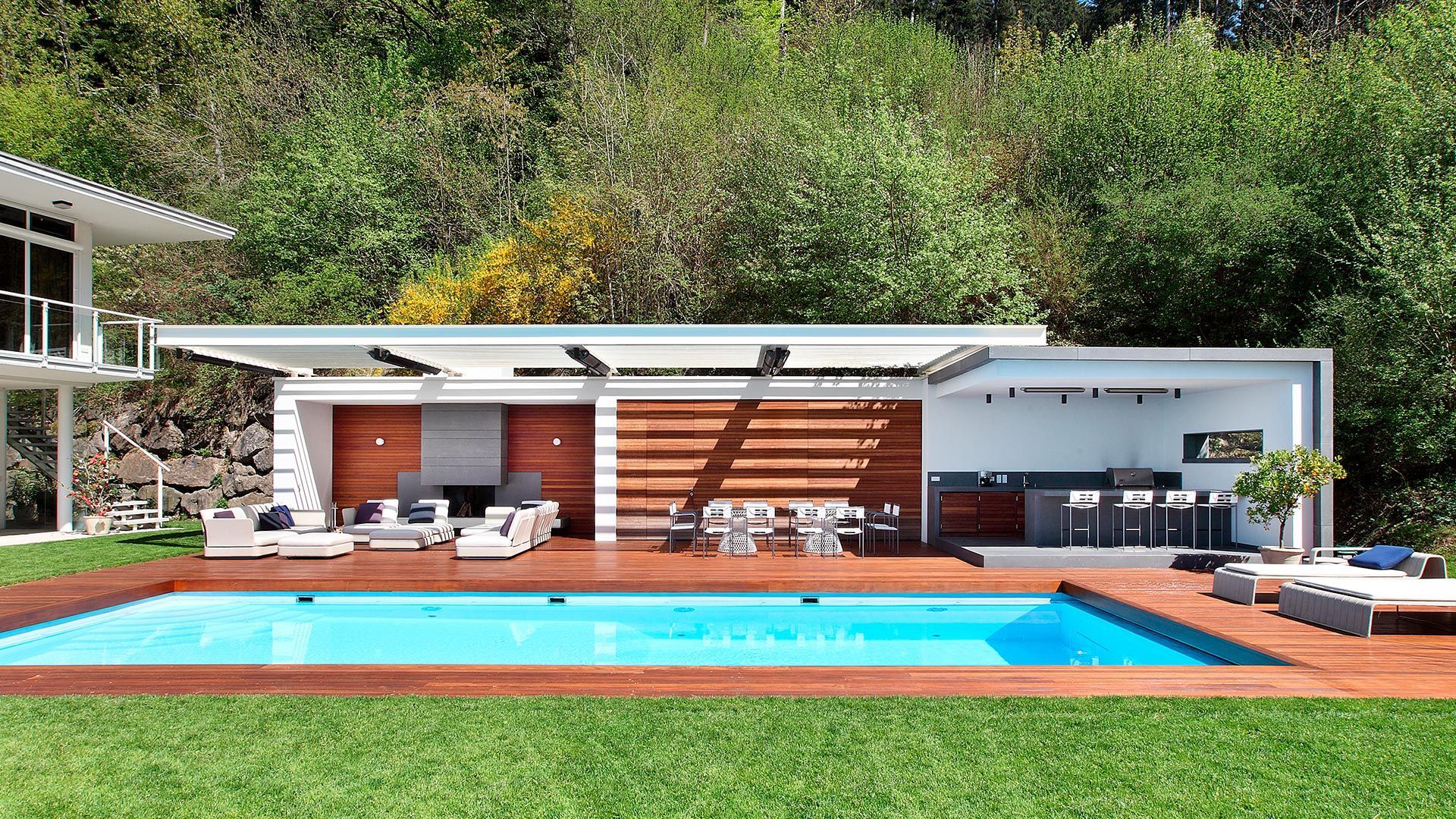 Ein Haus mit einem großen Swimmingpool davor