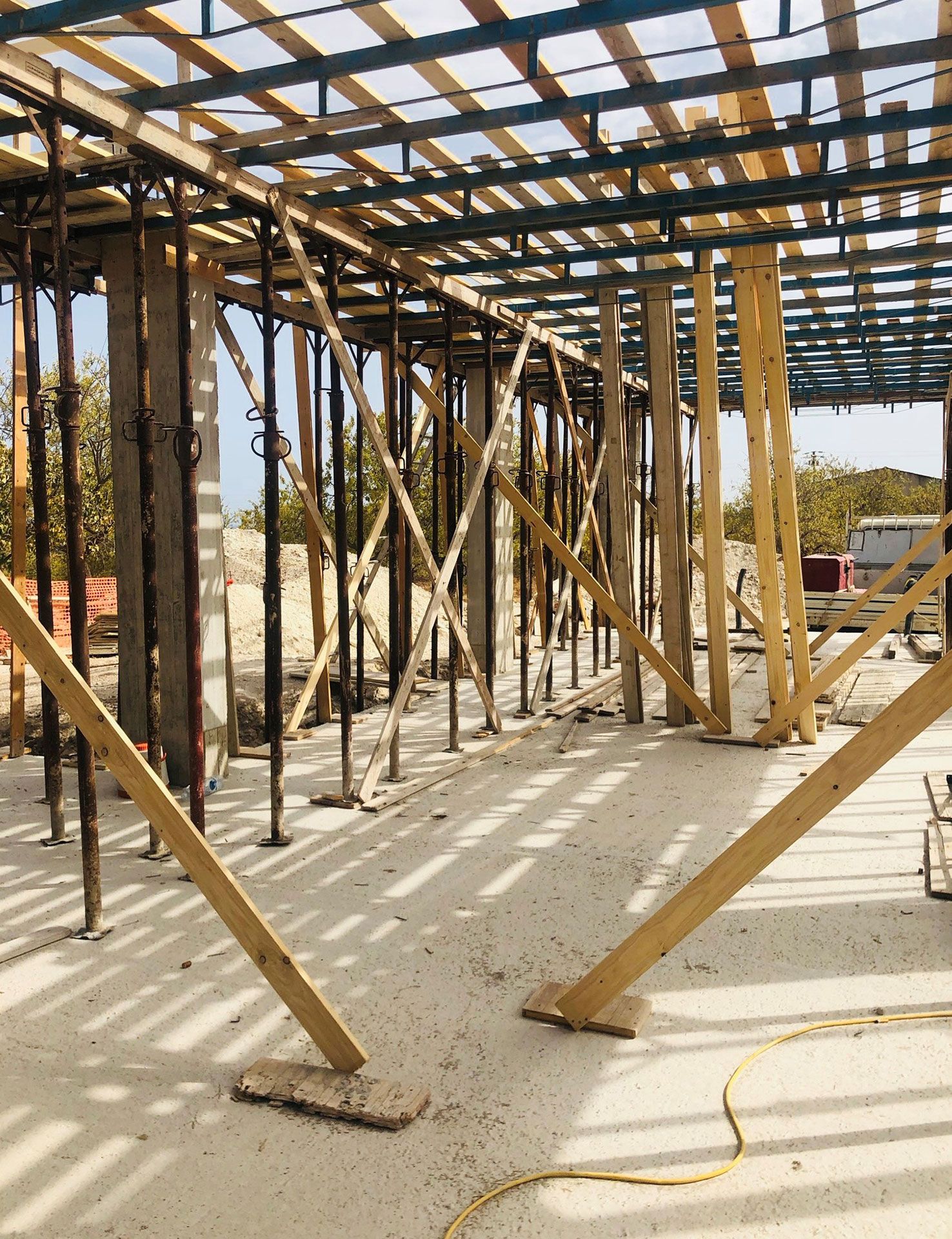 Ein im Bau befindliches Gebäude mit vielen Holzbalken