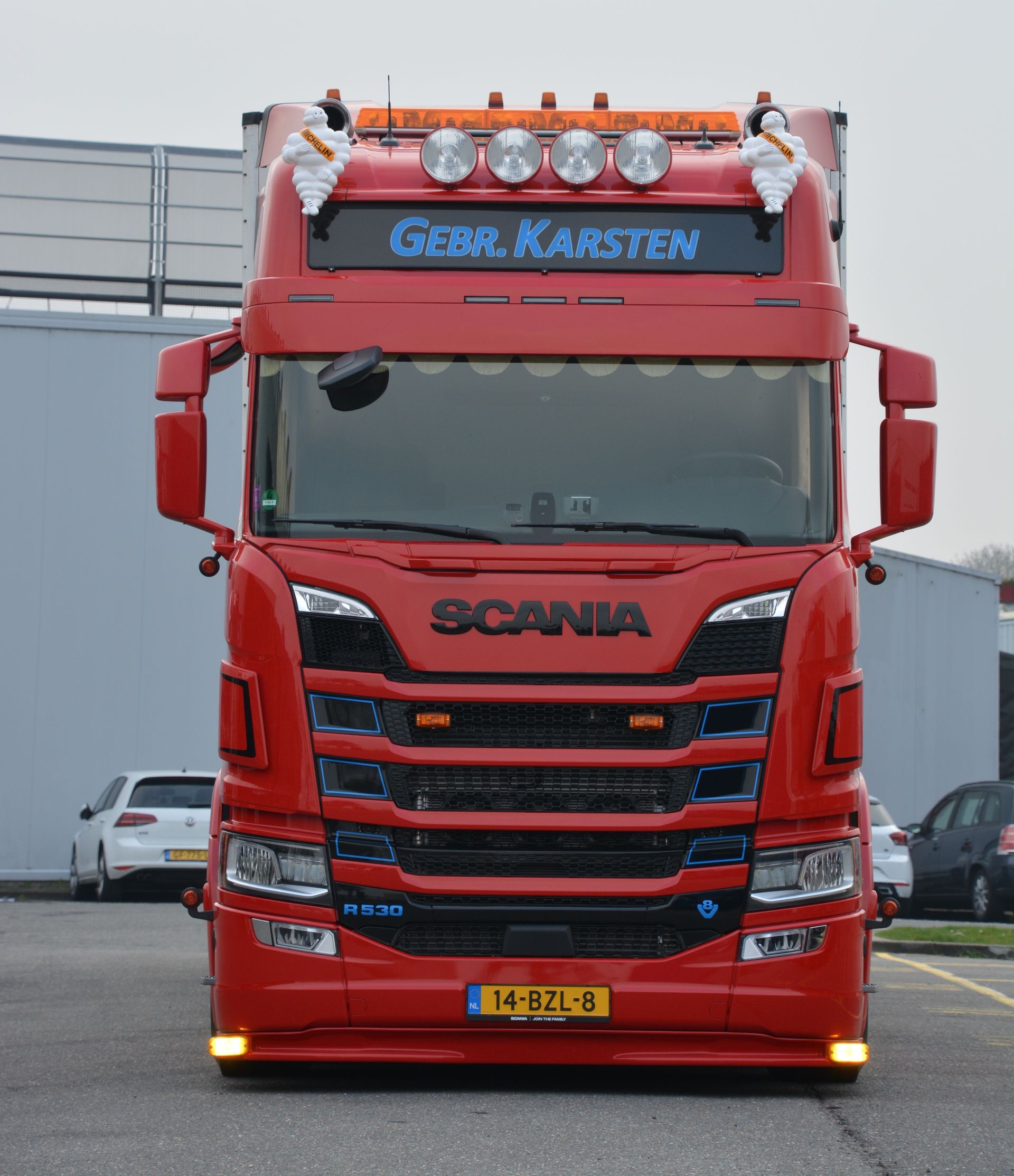 Rode Scania vrachtwagen met 