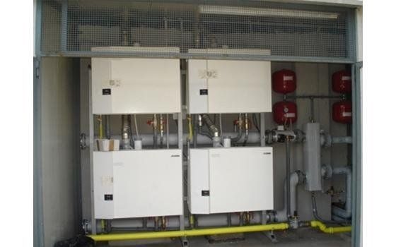 Armadi per apparecchiature elettriche ed estintori rossi all'interno di un involucro metallico di servizio.