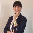 Uma mulher usando um anel e uma pulseira sorri para a câmera