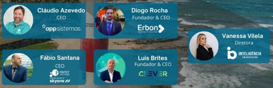 Um grupo de pessoas está em frente a uma praia.