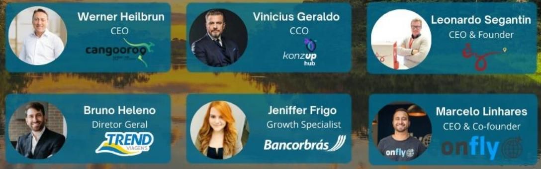 Um grupo de pessoas está próximo um do outro em um fundo azul.