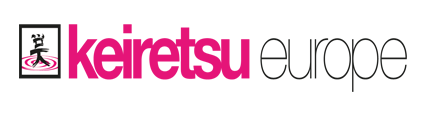 Het logo van Keiretsu Europe: roze tekst en een kleine illustratie met een zwart kader.