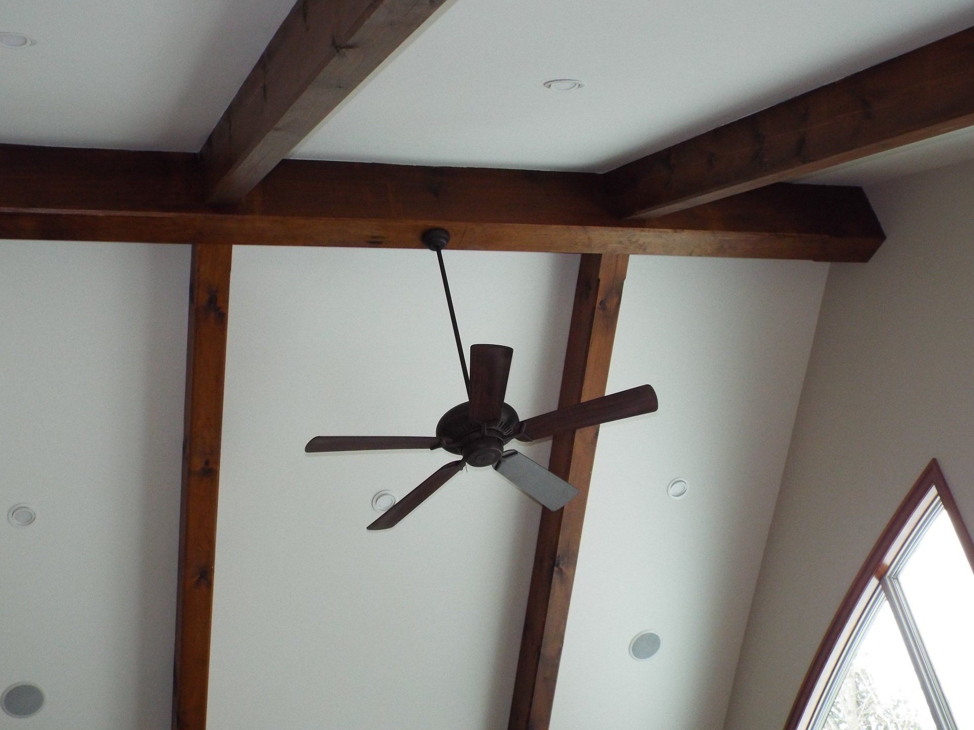 A ceiling fan is hanging from the ceiling of a room