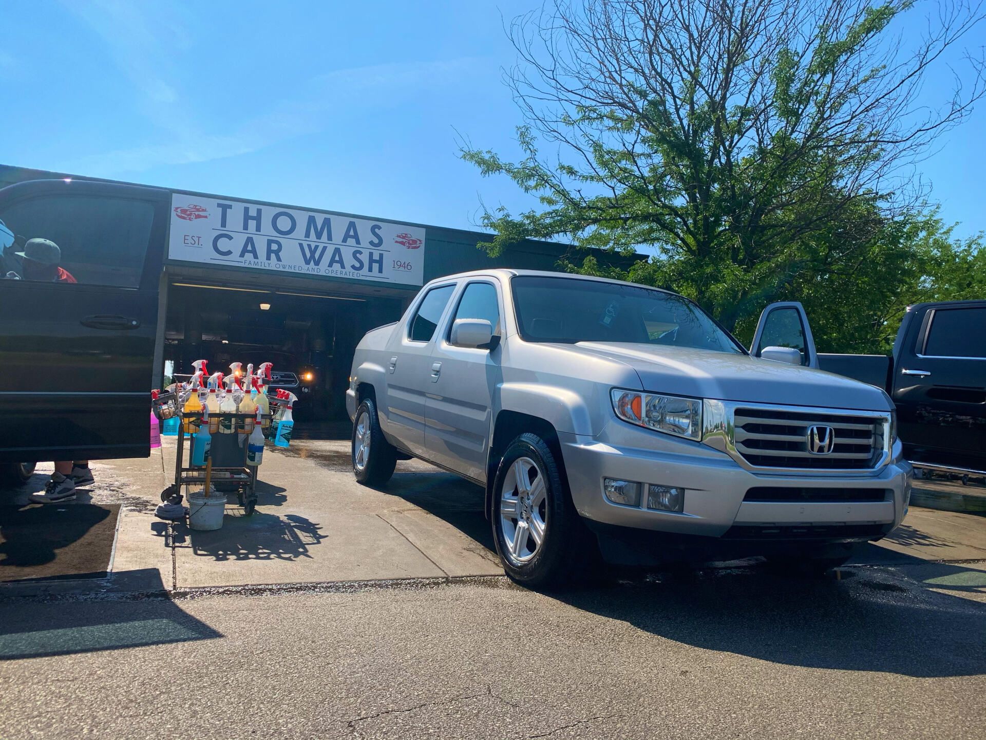 Business outside shot of Thomas Car Wash Nicholasville