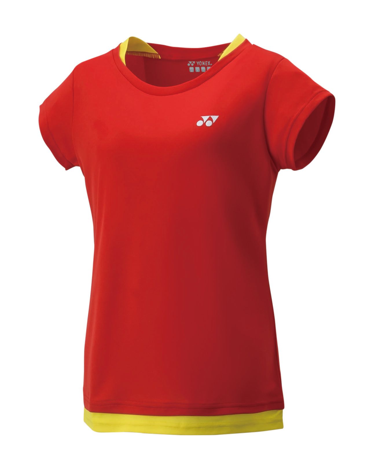 Rood sportief T-shirt met gele kraag en zoom op een witte achtergrond.
