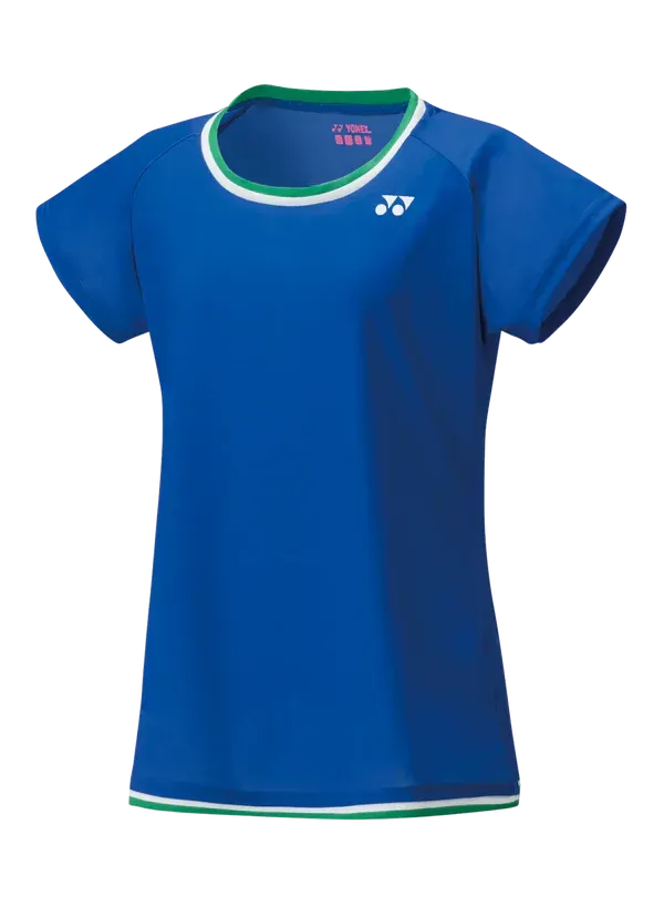 Blauw sportief T-shirt met korte mouwen, groene en witte accenten op een witte achtergrond.