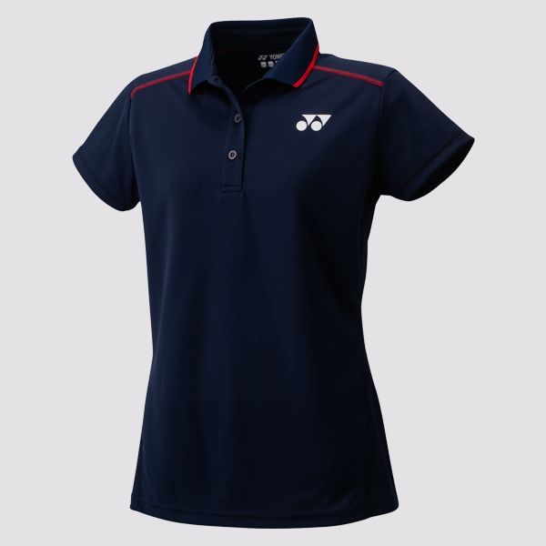 Donkerblauwe poloshirt met rode bies en een wit logo op de borst.