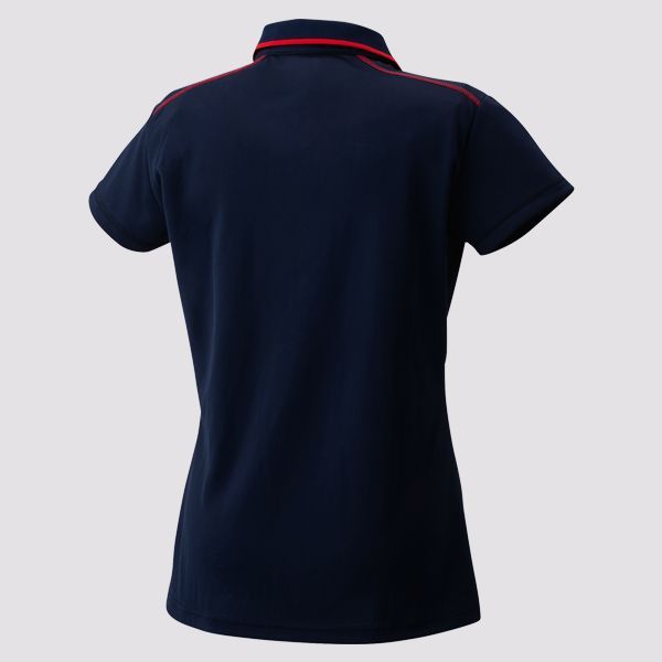Donkerblauwe poloshirt met rode bies en een wit logo op de borst.