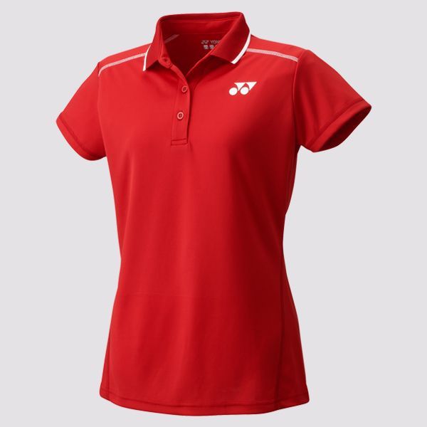 Rode polo met korte mouwen, witte biezen en een klein wit logo op de borst.