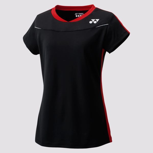 Zwart sportief T-shirt met rode bies en wit logo op een lichte achtergrond.