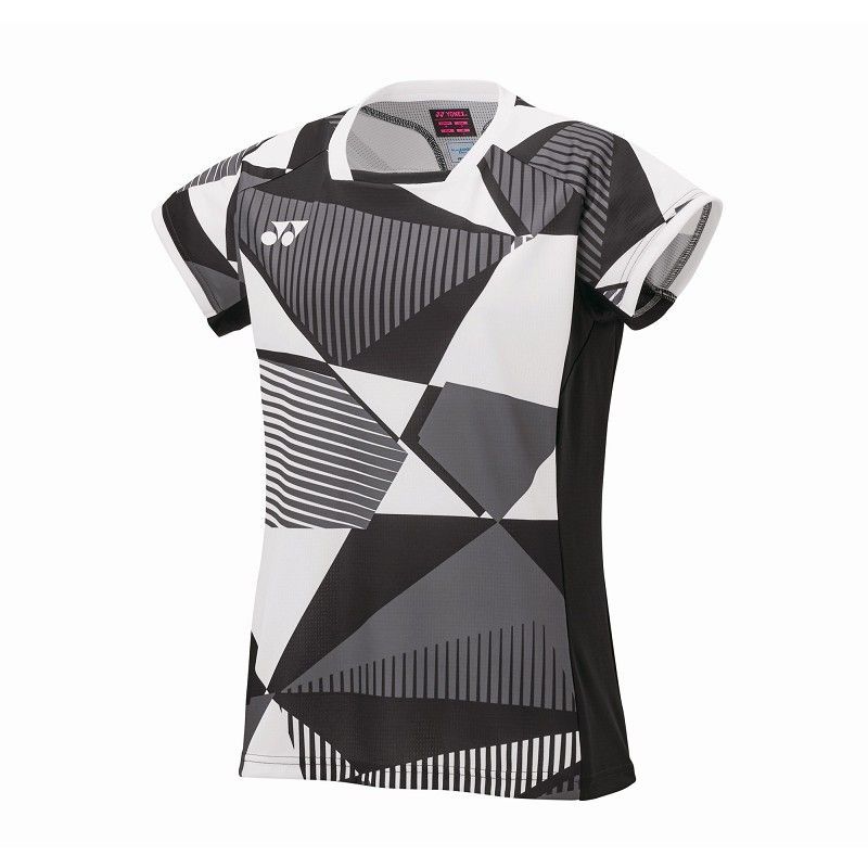 Zwart, wit en grijs sportshirt met geometrisch patroon op een effen achtergrond.