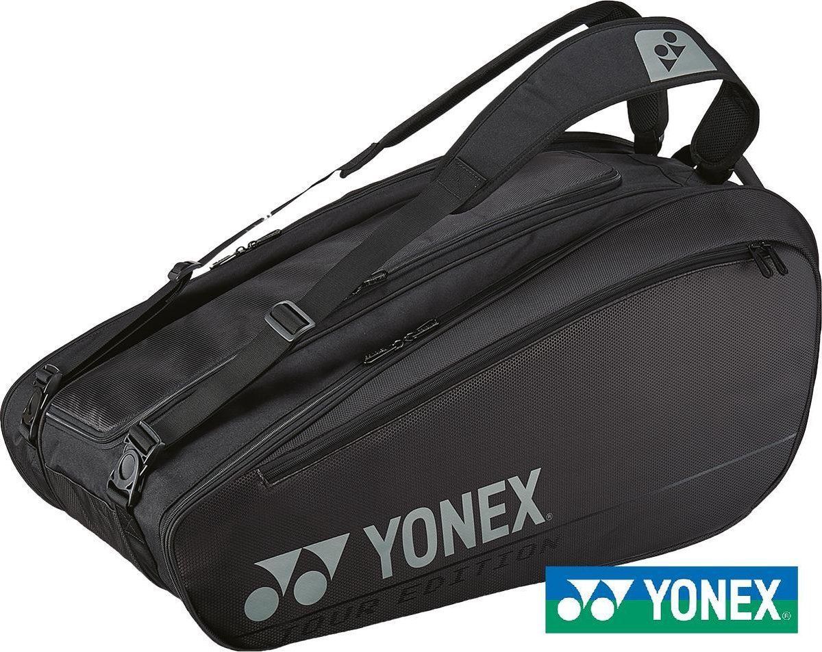Zwarte Yonex sporttas met schouderband en logo op een witte achtergrond.