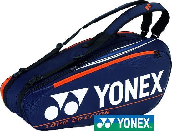 Marineblauwe Yonex sporttas met oranje accenten en schouderband op een witte achtergrond.