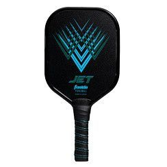 Zwart pickleball racket met een turquoise geometrisch logo en een zwarte grip op een witte achtergrond.