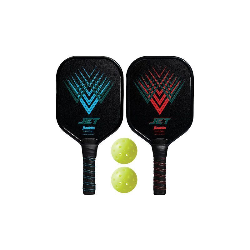 Twee zwarte pickleball rackets, een blauwe en een rode, met twee gele ballen op een witte achtergrond.