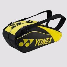 Zwarte en gele Yonex sporttas met handvatten en schouderriem.