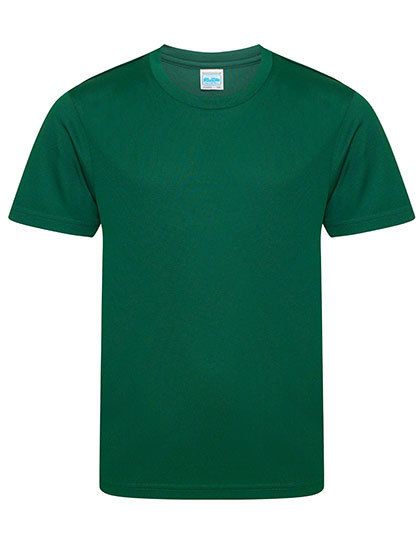 Groen T-shirt met korte mouwen op een effen witte achtergrond.