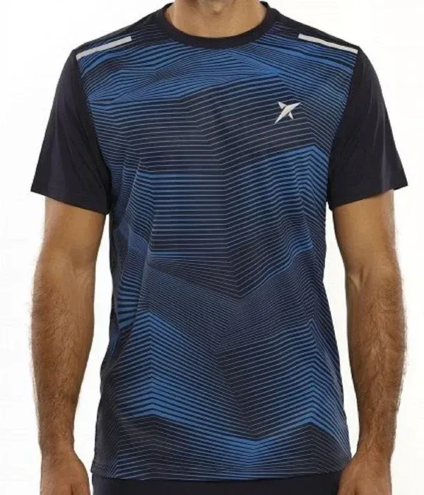 Man met een zwart-blauw gestreept sportshirt met korte mouwen.