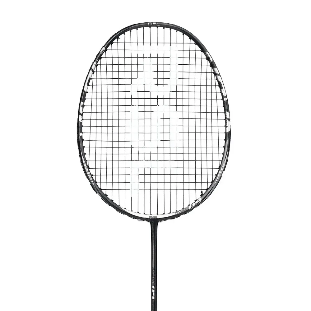 Zwart badmintonracket met ovale snarenkop en donker handvat op een witte achtergrond.