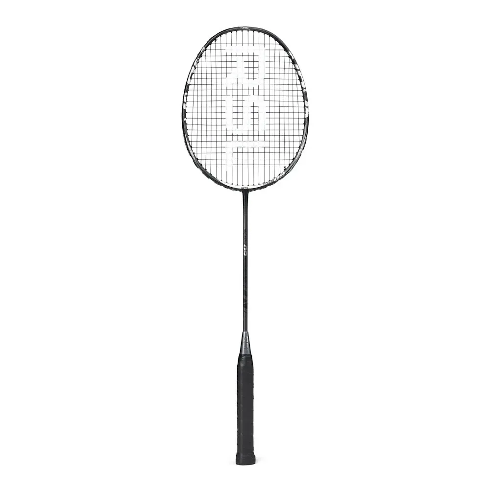 Zwart badmintonracket met ovale snarenkop en donker handvat op een witte achtergrond.
