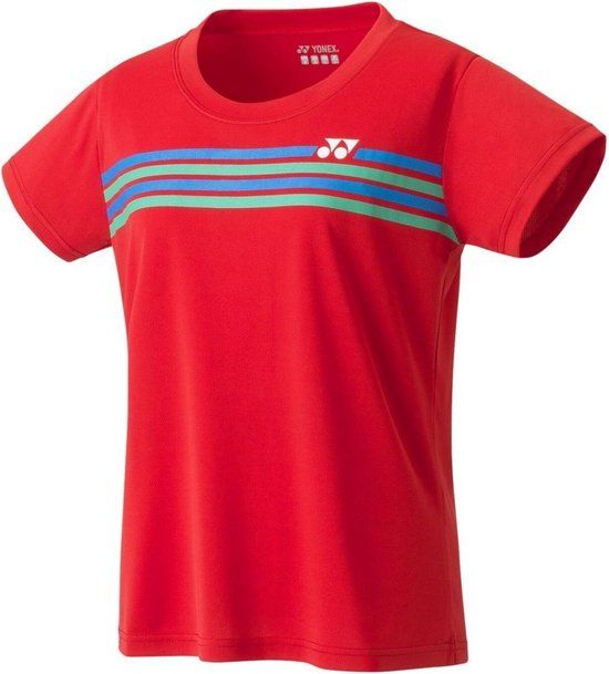 Rood sportief T-shirt met blauwe en grijze horizontale strepen over de borst.