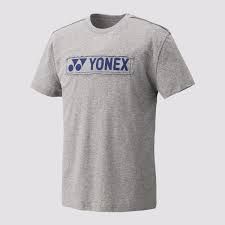Grijs Yonex T-shirt met blauw logo en afbeelding op de borst, op een effen achtergrond.