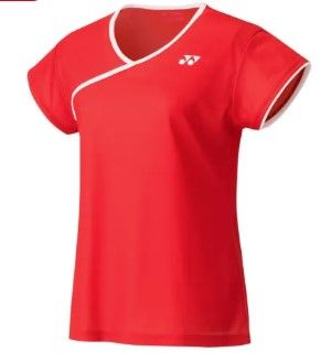 Rood sportief T-shirt met witte bies en klein logo op een effen achtergrond.