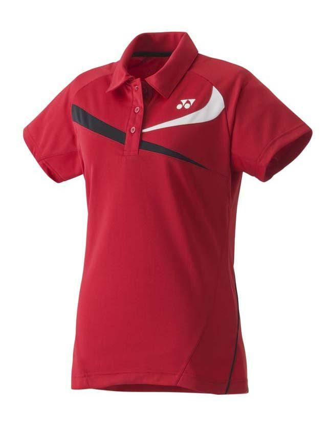 Rood poloshirt met korte mouwen, witte en zwarte accenten en een klein logo op de borst.