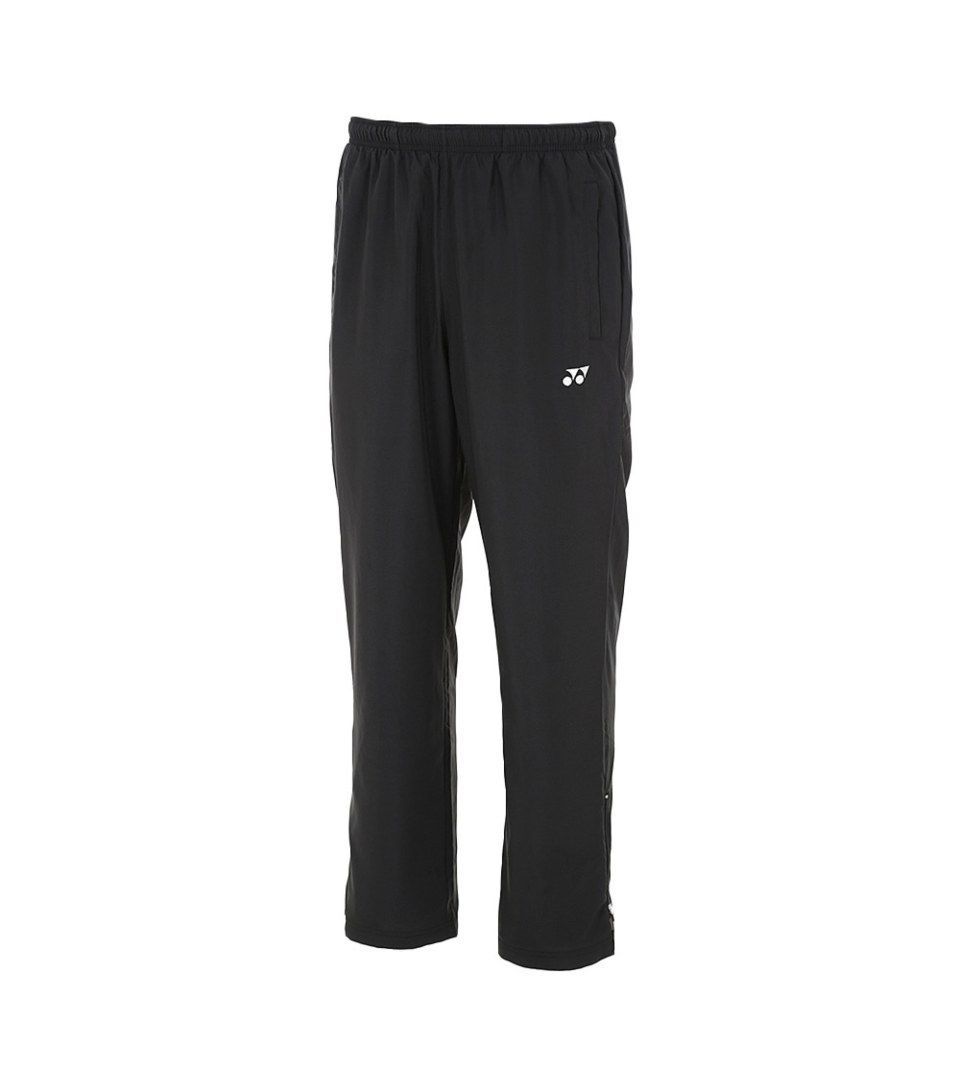 Zwarte sportbroek met een klein wit logo op de pijp, geïsoleerd op een witte achtergrond.