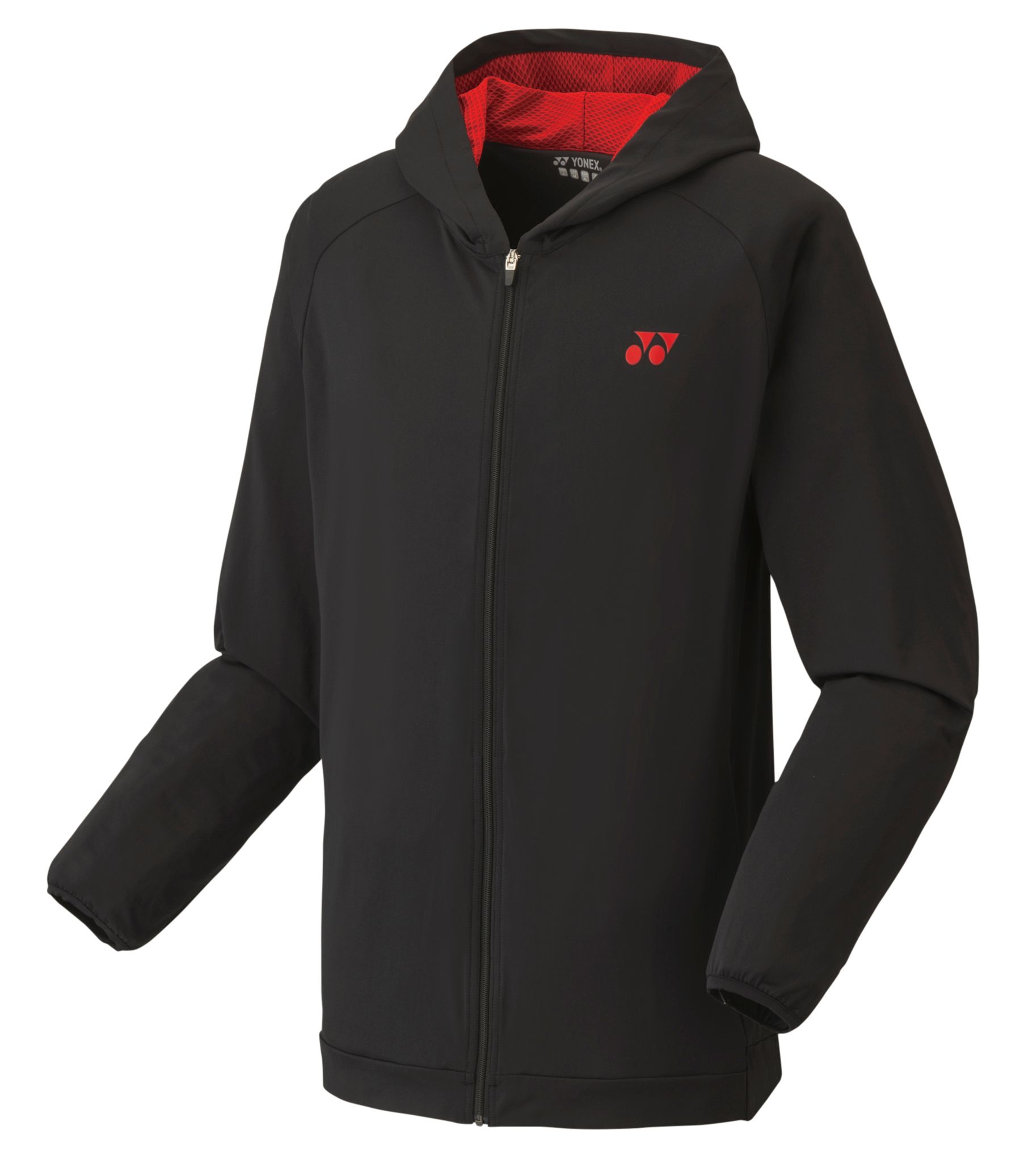 Zwarte jas met capuchon en ritssluiting, rode voering en logo.