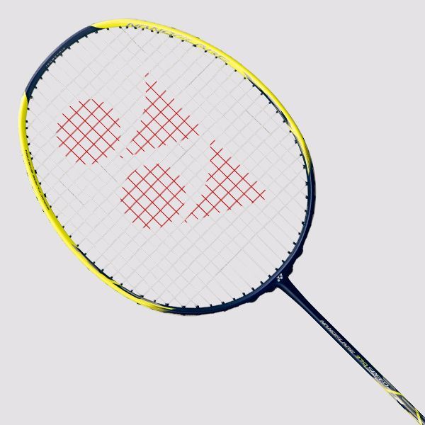 Yonex badmintonracket met witte snaren en geelzwart frame op een lichte achtergrond.