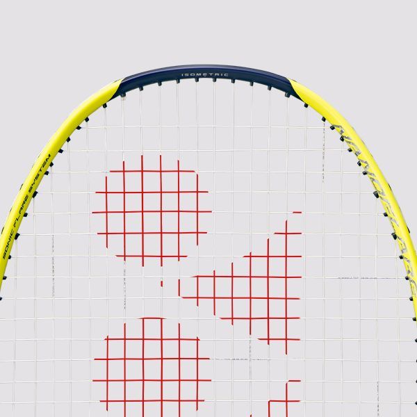 Yonex badmintonracket met witte snaren en geelzwart frame op een lichte achtergrond.