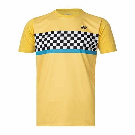 Een geel t-shirt met een ruitjespatroon erop.