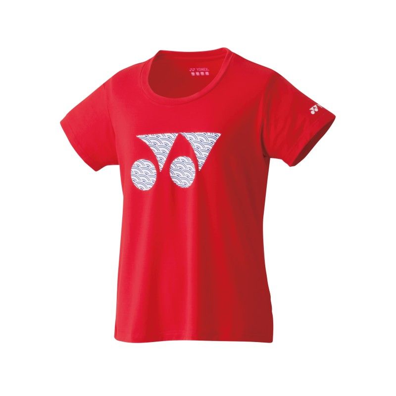 Rood sportshirt met wit logo op de borst, geïsoleerd op een witte achtergrond.