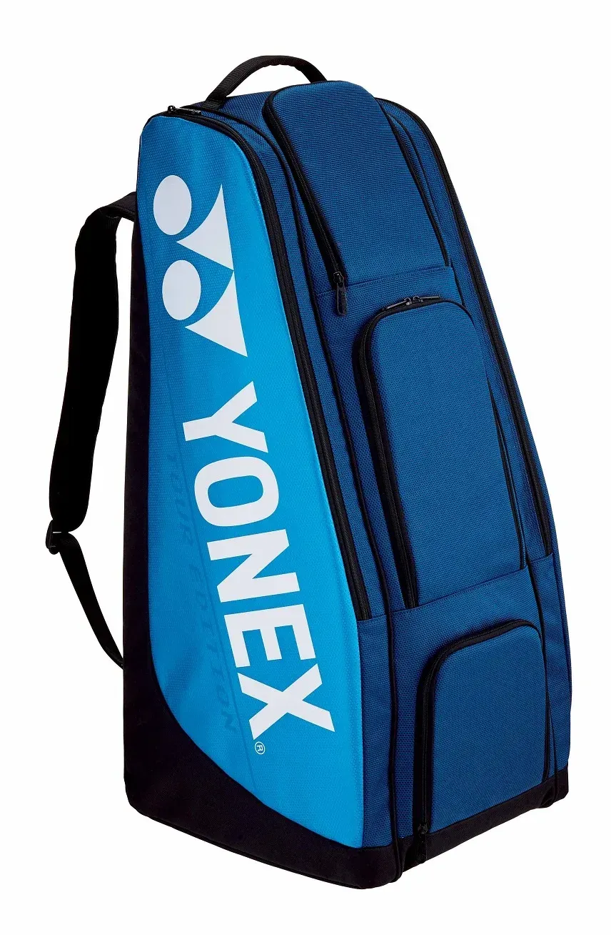 Blauwe Yonex sporttas met zwarte accenten en schouderband op een witte achtergrond.