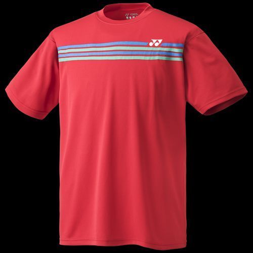 Rood sportief T-shirt met korte mouwen en blauwe en grijze strepen op de borst, op een zwarte achtergrond.