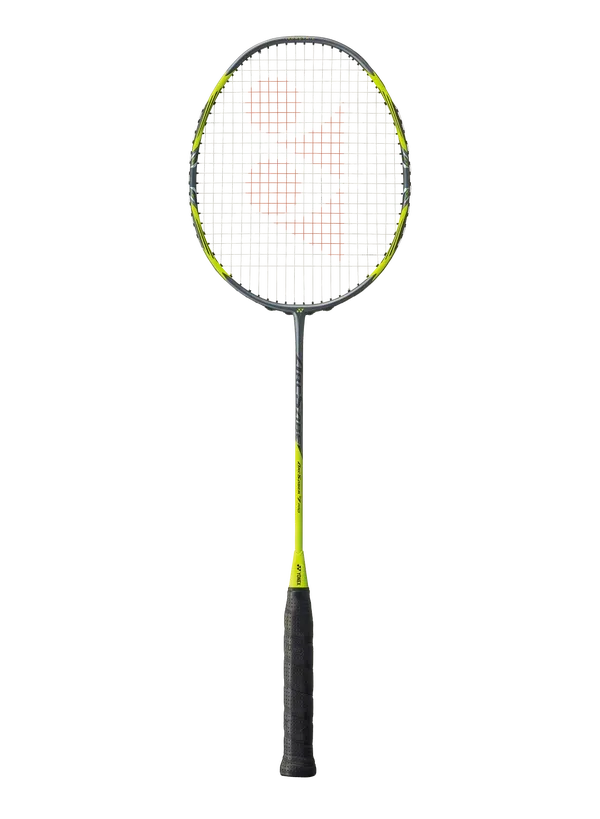 Badmintonracket met zwarte grip en gele accenten op een witte achtergrond.
