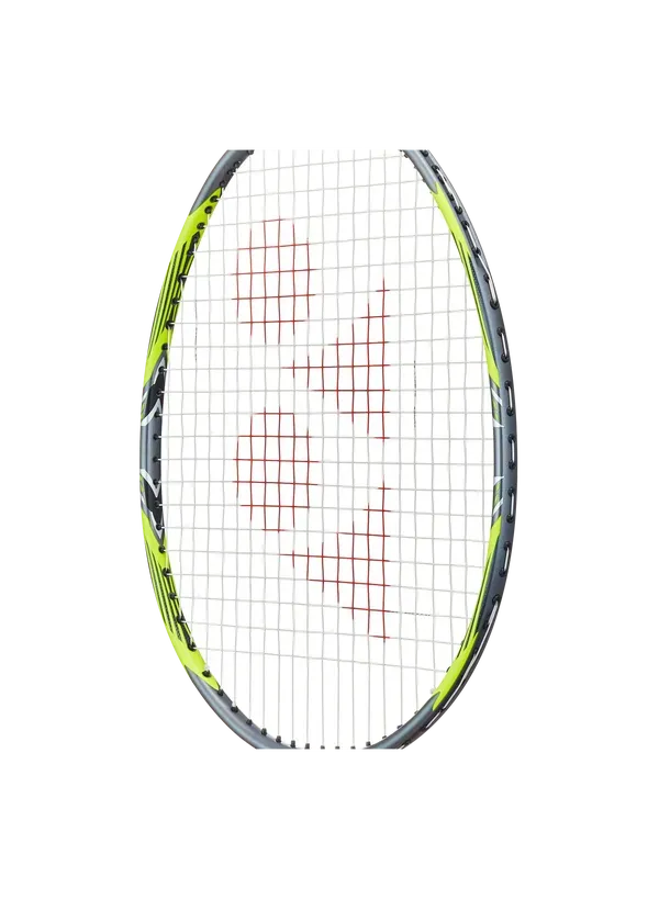 Badmintonracket met zwarte grip en gele accenten op een witte achtergrond.