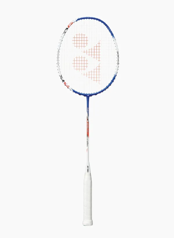 Wit en blauw badmintonracket met een witte grip op een effen achtergrond.
