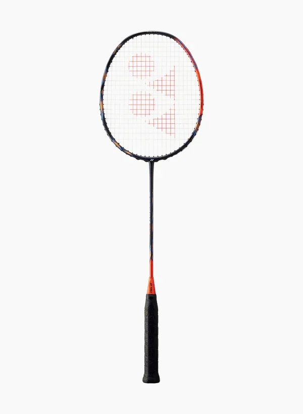 Zwart-rood badmintonracket met een zwart handvat op een witte achtergrond.